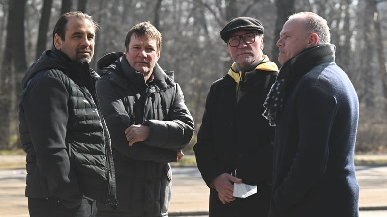 Die ehemaligen Mitspieler Ulf Kirsten (l-r), Torsten Gütschow, Gerd Weber und Hartmut Schade.