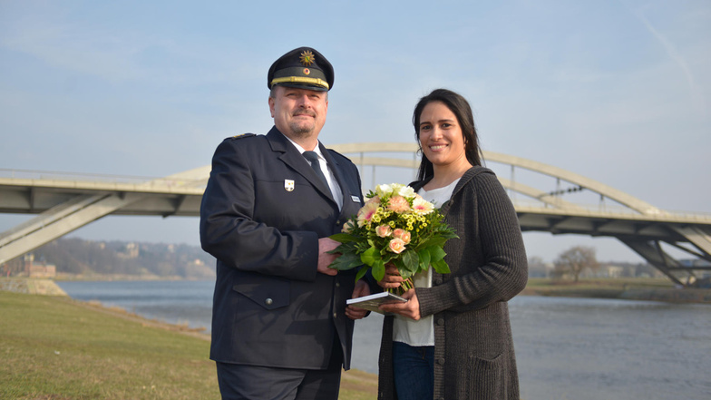 Polizistin Khaterah Jacob erhält Blumen vom Dresdner Polizeidirektor René Demmler als Dankeschön für ihren Einsatz.