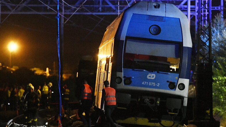 Rettungskräfte sind nach dem Zugunglück bei Prag im Einsatz. Beim Zusammenstoß zweier Züge gab einen Toten und Dutzende Verletzte.