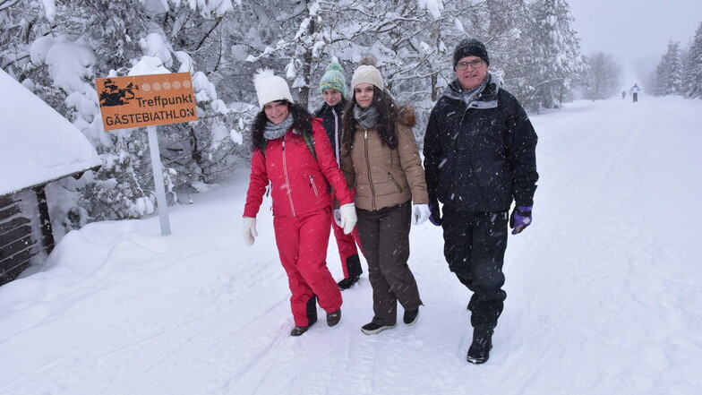 Familie Metzler aus Dresden beim Winterwandern zwischen Kahleberg und Zinnwald.