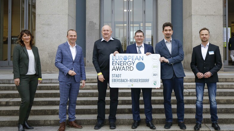 Das Energieteam der Kommunen mit Sachsens Energie- und Klimaschutzminister Wolfram Günther, sowie den SAENA-Geschäftsführern Babette Böhme & Tilman Werner.