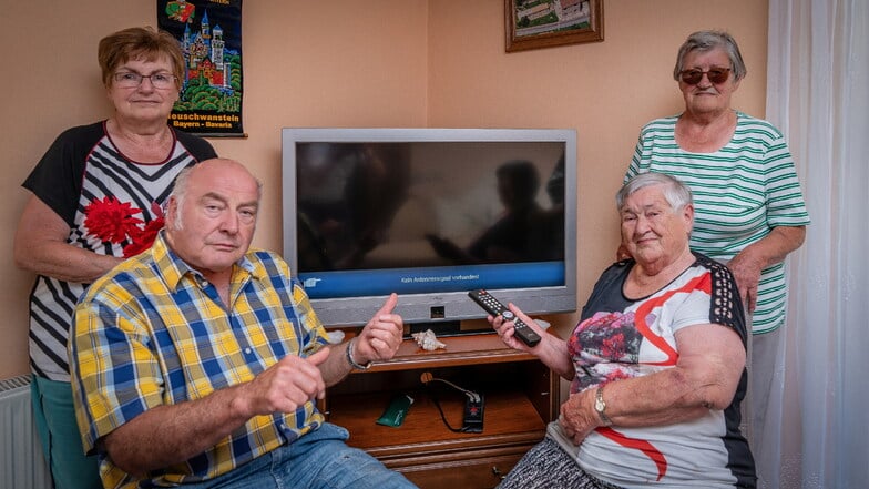 Christine und Bernd Klein (links) sowie Elfriede Scholz und Christa Horn (92) warten seit dem 12. Juni darauf, dass Vodafon eine Störung beseitigt. Sie haben keinen Fernsehempfang, keine Internetverbindung und auch das Festnetztelefon funktioniert nicht.