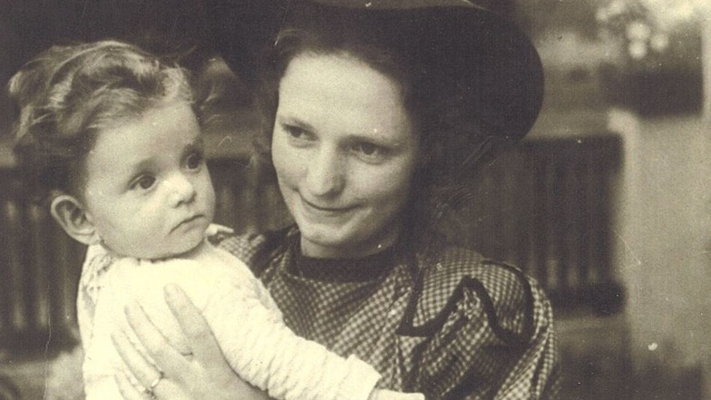 Mutter Herta Haupt, Jahrgang 1915, mit ihrer Tochter Heidi, die 1941 geboren wurde, bei einem Spaziergang in Dresden während der Kriegszeit.