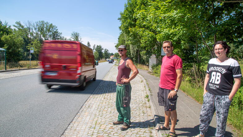 Olaf Nixdorf, Volker Nitsche und Maria Nixdorf (von links) fühlen sich ein Stück weit alleingelassen mit ihren Sorgen um die Auswirkungen des gestiegenen Verkehrs in Nieder Seifersdorf.
