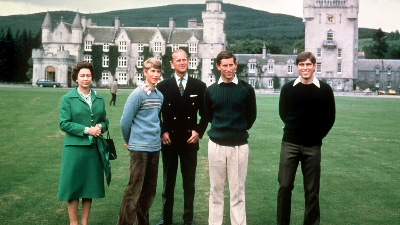 1979: Königin Elizabeth II., Prinz Edward, Prinz Philip, Prinz Charles und Prinz Andrew vor Schloss Balmoral in Schottland.