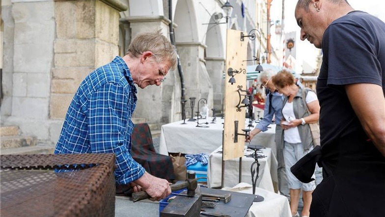 Zum Tag des offenen Denkmals gehört in Görlitz traditionell der Handwerkermarkt. Gilbert Hoffmann führte den Interessierten dabei das Schmiedehandwerk vor.