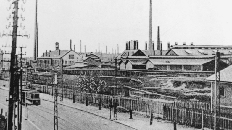 Die Döhlener Siemenswerke um 1910, Vorgänger der heutigen Glashütte Freital. Im Vordergrund verläuft die heutige Dresdner Straße.