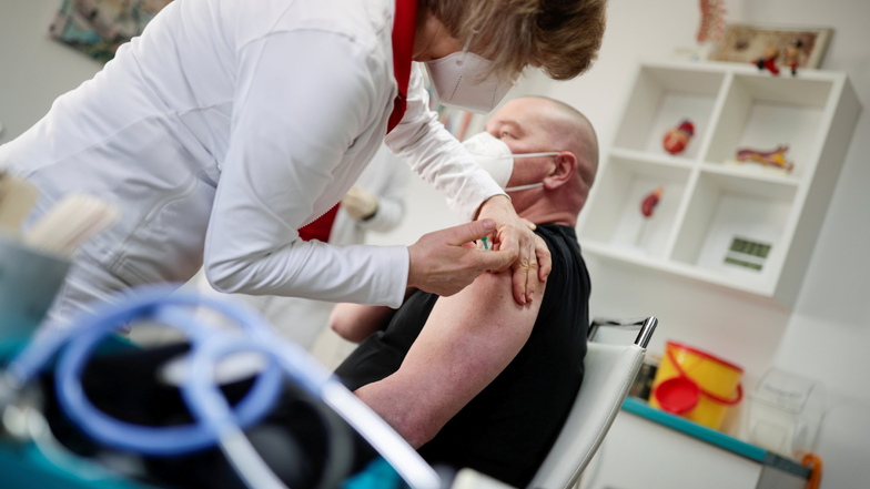 Ein Mann erhält in einer Arztpraxis  eine Corona-Impfung mit dem Impstoff von AstraZeneca. Nach einer Empfehlung der Gesundheitsminister von Bund und Ländern sollen Impfungen in Praxen spätestens in der Woche vom 19. April starten.