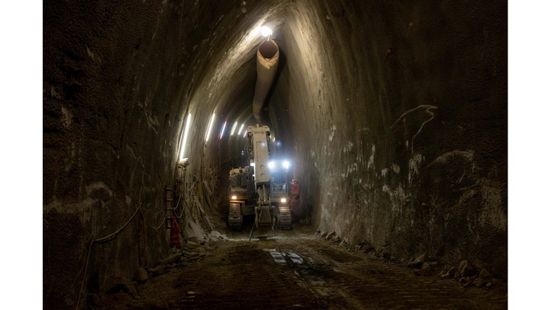 "Kurzer Abschlag, schnelle Sicherung." Der Tunnelbagger zieht sich nach einem knappen Meter Vortrieb aus der Süd-Röhre zurück.