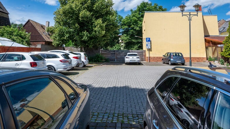 Wer auf dem Brückenplatz in Roßwein parken will, sollte genau hinschauen: Die Stadt hat Kurzzeitparkplätze ausgewiesen.