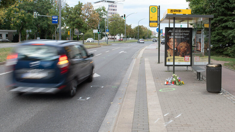 Ein Plüschtier und Blumen liegen nach einem Verkehrsunfall an einer Dresdner Bushaltestelle. Ein Sechsjähriger ist dabei gestorben - womöglich weil sich zwei Männer ein illegales Autorennen lieferten.