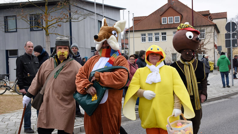 Herr Fuchs und Pittiplatsch geben sich die Ehre beim Karnevalsumzug durch Bad Muskau. 