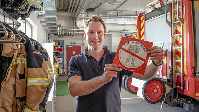 Ein kleiner Sticker soll helfen: Mit Aufklebern will Feuerwehrmann Thomas Prägler die Kameraden in Bautzen daran erinnern, ihre Schutzkleidung auszuziehen. Denn wenige wissen: Nach einem Brandeinsatz können diese Sachen zur Gefahr werden.