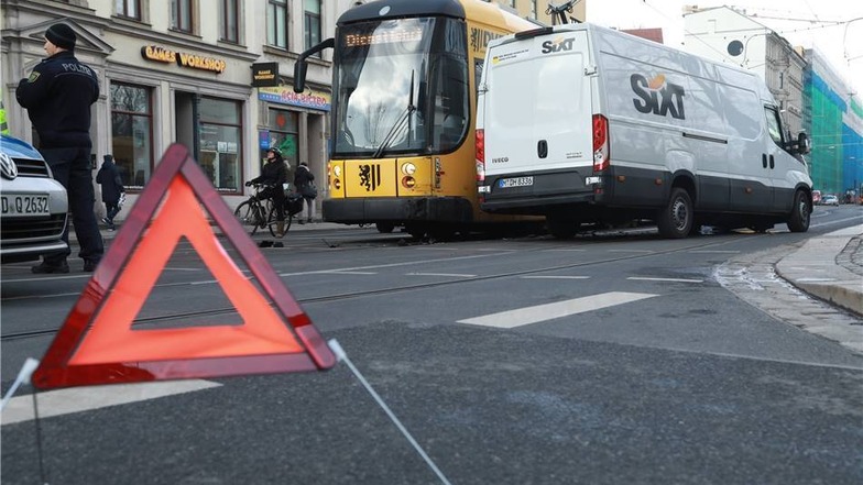 An der Schweriner Straße ist es am Montagvormittag zum Zusammenstoß eines Transporters mit einer Straßenbahn gekommen.