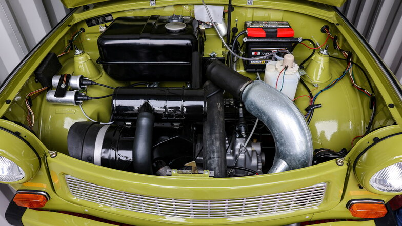 Blick in den Motorraum eines originalgetreu wiederaufgebauten Trabant P 601.