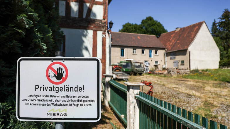 Ein Schild "Privatgelände der Mibrag" hängt an einem verlassenen Bauernhof. Ein Großteil der Bewohner hat das Dorf schon vor Jahren verlassen, von 40 Grundstücken sind nur noch acht bewohnt.