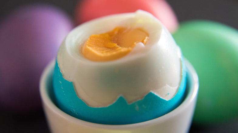 Gekocht und gefärbt ist ein Ei vier Wochen haltbar.