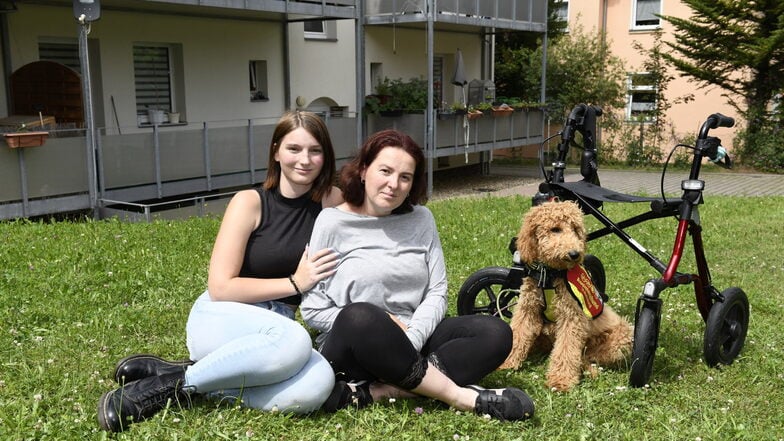 Virginia Gericke mit Tochter Chantal und Königspudel Maja, der zum Assistenzhund ausgebildet werden soll.