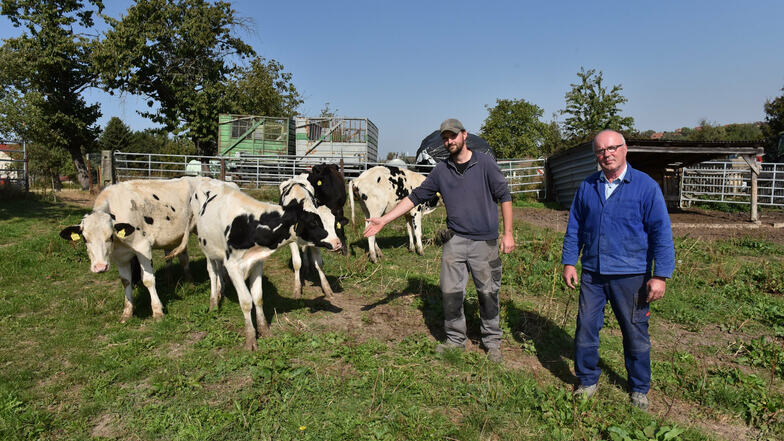 Hubertus (Senior) und Alexander Schroth auf dem Grundstück, auf dem der neue Kuhstall entstehen soll.