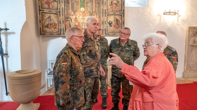 Ina-Maria Pradella zeigt den ehemaligen Soldaten die Kirche in Lorenzkirch. Sie weiß vieles zu berichten. Doch am eindrucksvollsten sind ihre Erlebnisberichte aus den letzten Tagen des Zweiten Weltkrieges, als die Front und mit ihr tausende Flüchtlinge an
