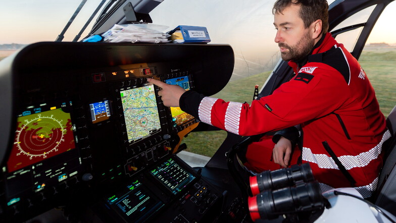 Dienstbeginn für Pascal Roth. Der 36-Jährige, ehemals Pilot der Bundeswehr, checkt seinen Hubschrauber.