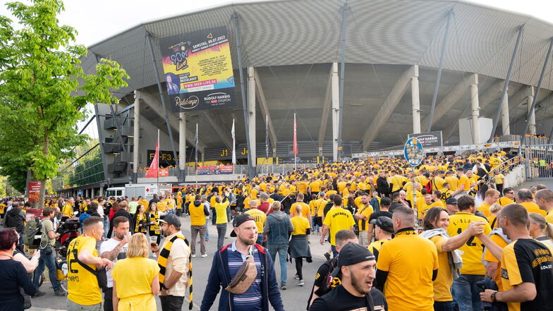 Anspannung und Vorfreude: In Gelb gekleidet stehen Dynamo-Fans schon Stunden vor dem Anpfiff am Rudolf-Harbig-Stadion.