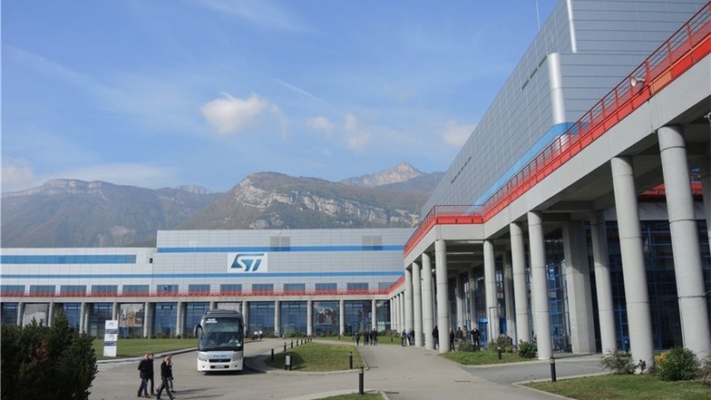 ST Microelectronics produziert Mikrochips in Crolles bei Grenoble mit Blick auf die französischen Alpen.