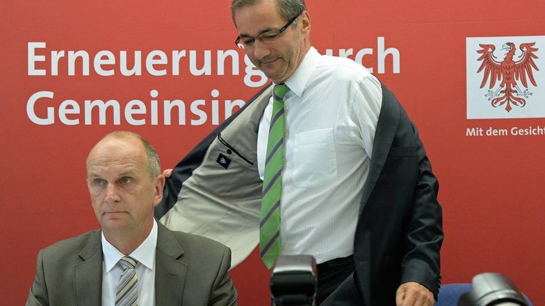 Im Juni dieses Jahres erlitt Platzeck einen leichten Schlaganfall, danach wollte er wieder fit werden. Doch nun gibt der frühere SPD-Chef seine politischen Ämter auf - und mit dem bisherige Innenminister Dietmar Woidke (l.) steht ein Nachfolger auch schon fest.