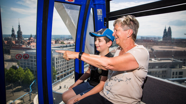 Rosmarie Dietze und ihr Enkel Henrik freuen sich über den tollen Blick auf die Dresdner Altstadt aus der Riesenrad-Gondel.