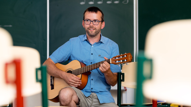 Rüdiger Paul spielt Gitarre und Klavier. Im zweiten Schulhalbjahr unterrichtete er in seiner ersten Klasse Deutsch, Musik, Sport und Werken. Steffen Unger