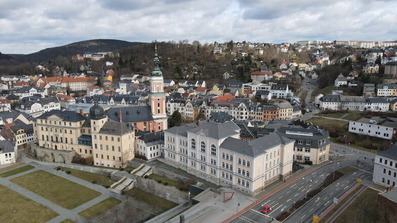 Blick auf die Altstadt von Greiz: Der gleichnamige ostthüringer Landkreis weist derzeit die bundesweit höchste Sieben-Tage-Inzidenz auf.