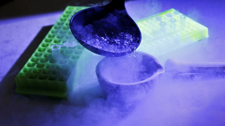 Stickstoff hat viele Verwendungen, etwa in Nebelmaschinen, oder auch zum Lagern von Zellkulturen.