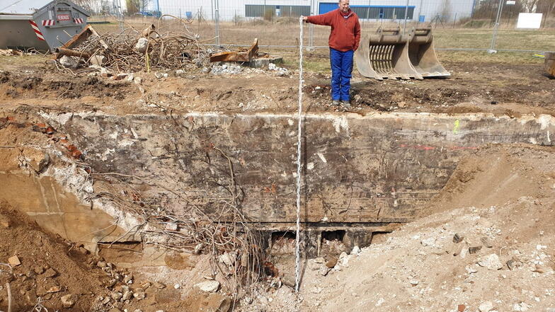 Sieht aus wie eine Bunkerdecke: Überreste des früheren Rohrwerks Zeithain, die nun den Bau des einzigen FTZ im Landkreis verteuern.