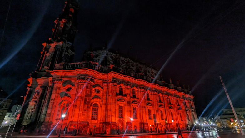 Warum leuchtet die Kathedrale in Dresden rot?