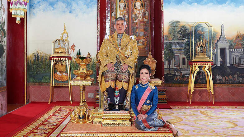 Sineenatra Wongvajirabhakdi (r) neben König Maha Vajiralongkorn von Thailand. In einer Zeremonie wurde die Geliebte zur offiziellen Konkubine erhoben.
