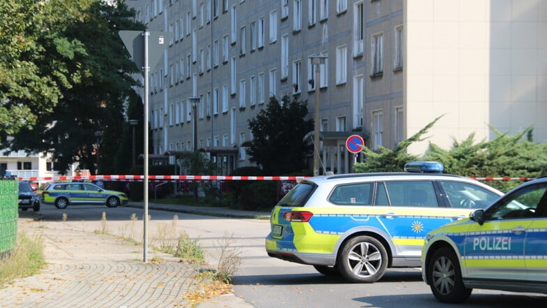 Die Polizei hat einen Teil der Schöpsdorfer Straße in Hoyerswerda abgerigelt.