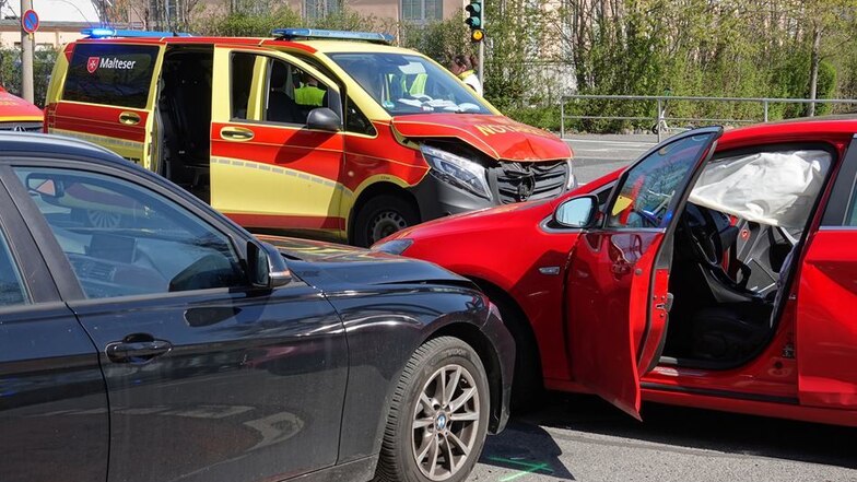 Die Fahrerin des roten Autos stieß erst mit dem Notarztwagen zusammen, dann krachte ihr Pkw gegen den schwarzen BMW.
