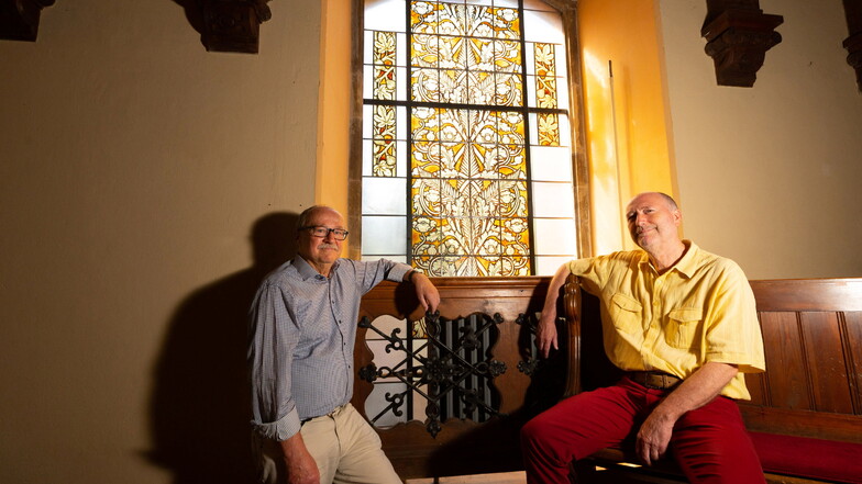 Sie freuen sich über die restaurierten Fenster in der Auferstehungskirche: Gemeindemitglied Christoph Pollmer und Pfarrer Stephan Sawatzki. Hier vor dem Fenster, welches den Tod thematisiert.