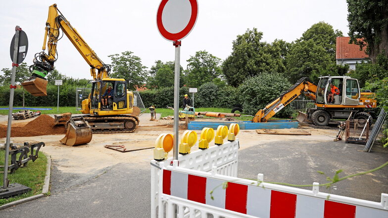 Schwere Schäden im Kanalnetz verzögern die geplante Sanierung im Riesaer Amselweg: Die Reparatur eines Kanaleinbruchs hat Vorrang.