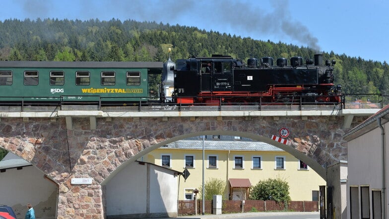 Neben den normalen Zügen der Weißeritztalbahn fahren am Wochenende auch dampfende Zeitzeugen der Eisenbahngeschichte auf der Schmalspurbahn.