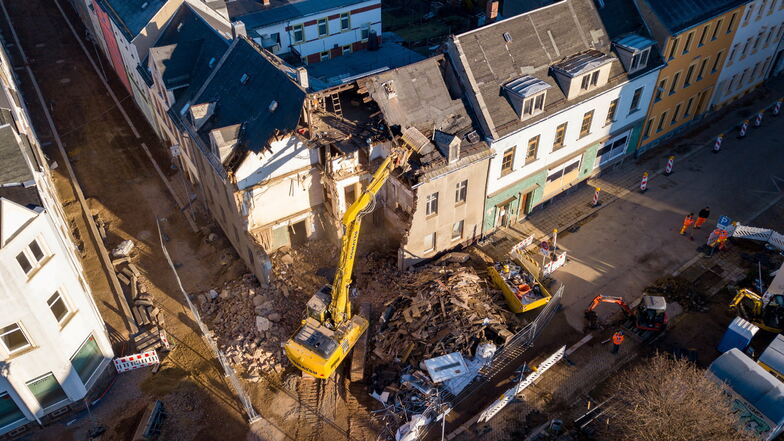 Das Gebäude Goethestraße 18 ist schon seit Jahren in einem maroden Zustand. Nun wird es im Auftrag des Landkreises abgerissen.