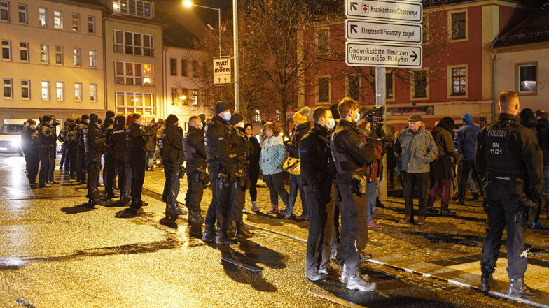 Nachdem die Teilnehmer den Kornmarkt am frühen Montagabend verlassen hatten, postierten sich etwa 100 von ihnen auf der gegenüberliegenden Straßenseite, abgeschirmt von Polizeibeamten.