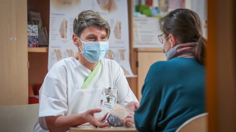 "Ich möchte die Betroffnen auffangen", sagt Schwester Uta Hoffmann. Sie berät im Dresdner Krankenhaus St. Joseph-Stift Frauen, die an Brustkrebs erkrankt sind.