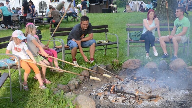 Kinder und Erwachsene haben während des Dorffestes in Särichen am Sonnabendnachmittag gemeinsam Knüppelkuchen am Lagerfeuer gegessen. Foto: Rolf Ullmann