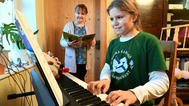 Linus freut sich, dass seine Klavierlehrerin Constanze Glaser beim Unterricht wieder persönlich anwesend sein darf, wenn auch mit Sicherheitsabstand.