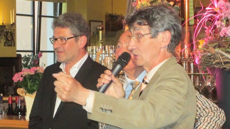 Pirnas Stadtoberhäupter schätzten Dieter Schmees. Hier gratulieren Alt-OB Hans-Peter Bohrig (r.) und OB Klaus-Peter Hanke im Mai 2015 dem Unternehmer zum 80. Geburtstag.