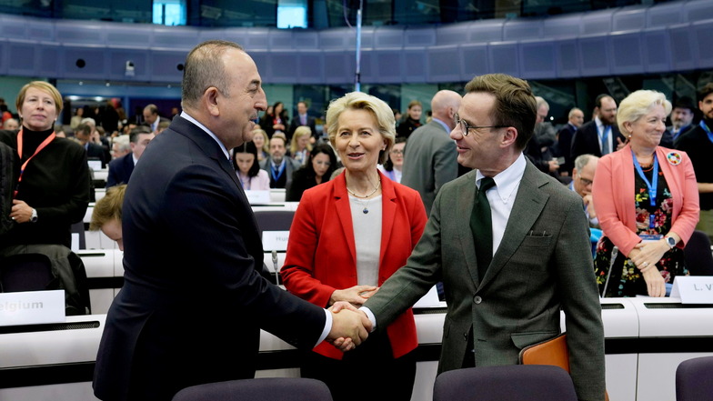dpatopbilder - 20.03.2023, Belgien, Brüssel: Kristersson (r), Premierminister von Schweden, während einer internationalen Geberkonferenz für die Türkei und Syrien die Hand.