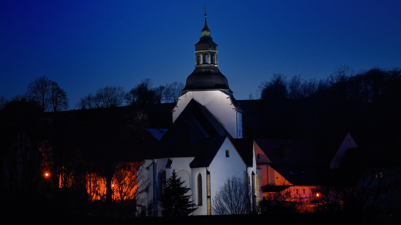 Ein Hingucker:  die angestrahlte Kirche Lauenstein in der blauen Stunde.