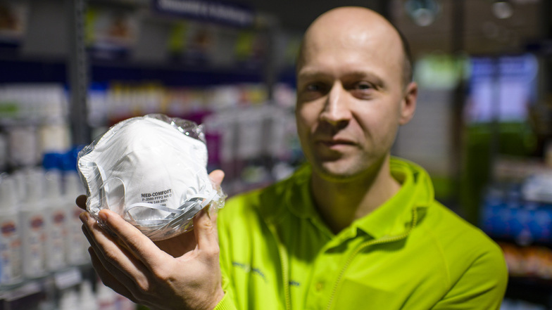Veit Hanfler, Inhaber der Easy-Apotheke im Neißepark Görlitz, zeigt Mundschutzmasken.