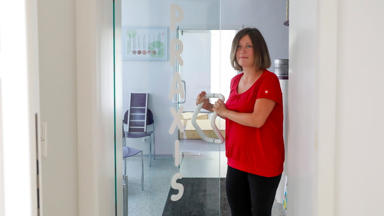 Allgemeinmedizinerin Marina Sarf öffnet die Tür zu ihrer Herrnhuter Praxis. Einst war in diesen Räumen die Hautarztpraxis Taesler.